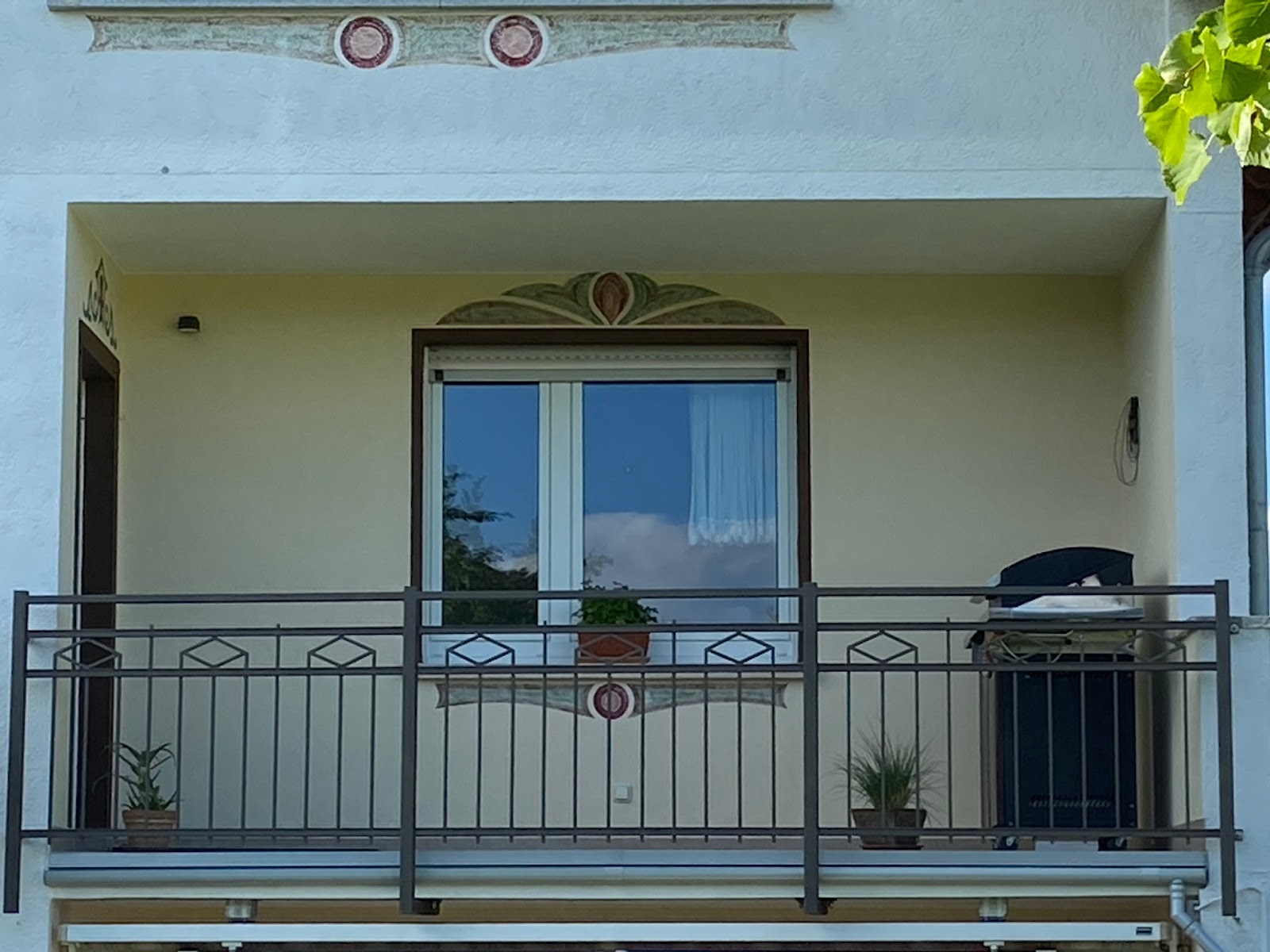 Balkongeländer aus Metall an einer Hausfassade