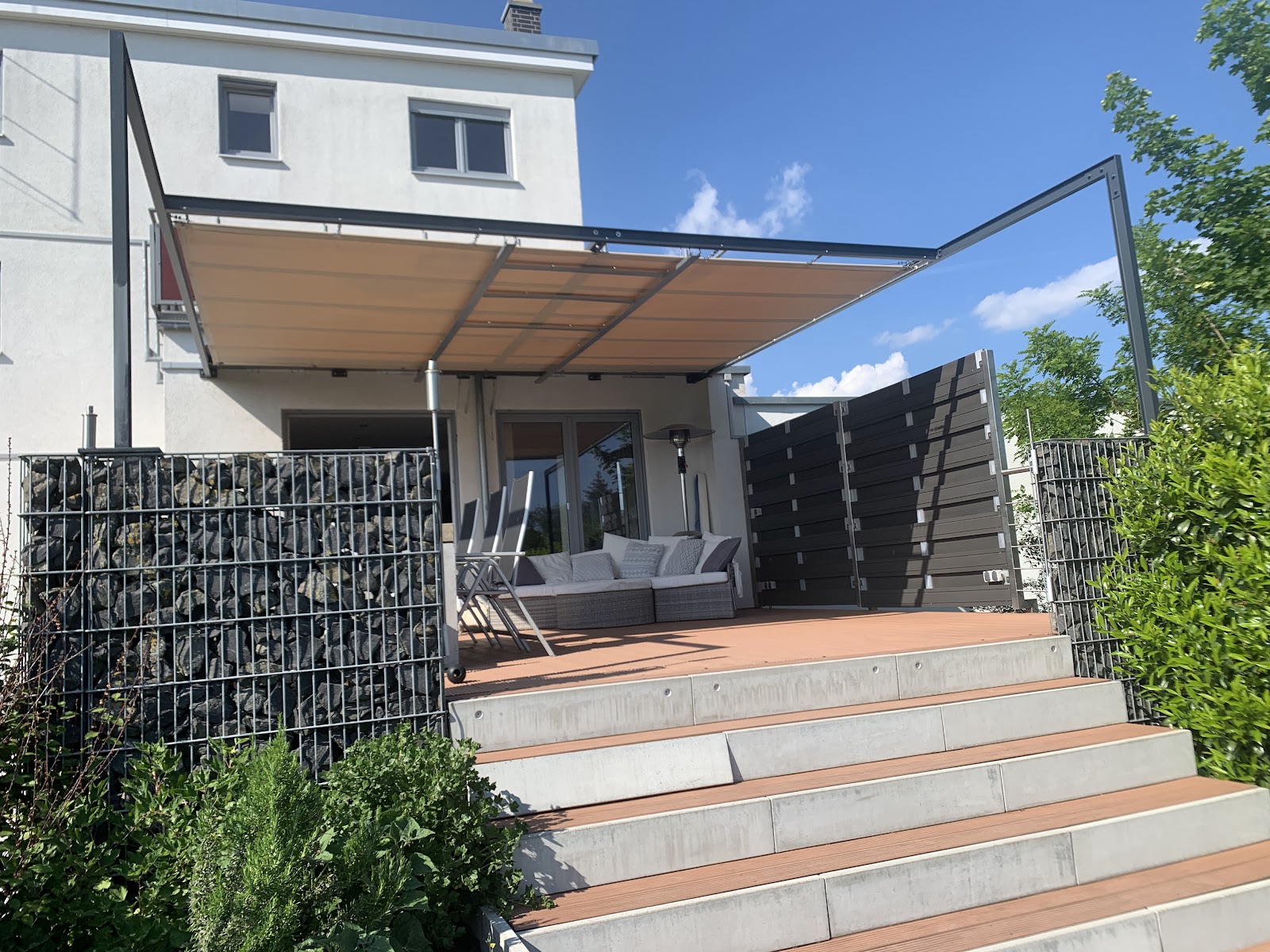 Terrassenüberdachung aus Aluminium mit Sitzbereich