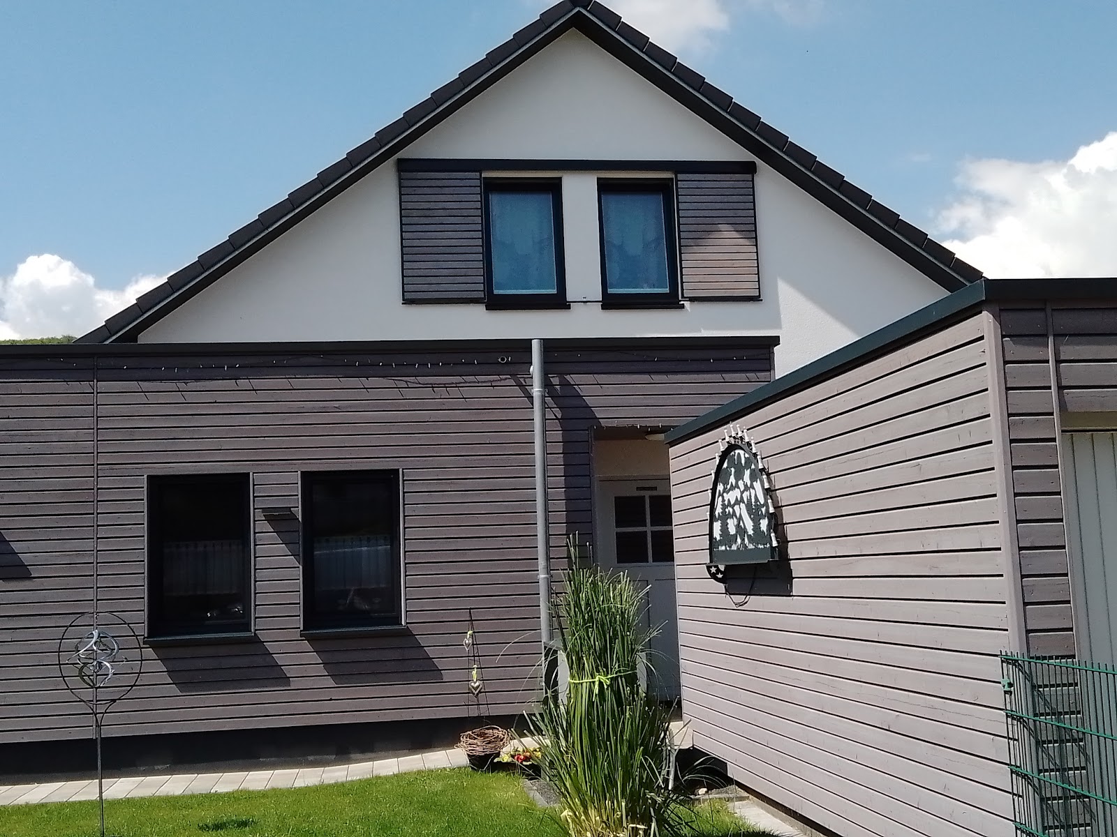 Dekoratives Metall-Wandornament an einer Hausfassade