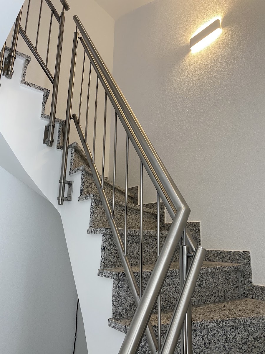 Edelstahl-Treppengeländer, gefertigt von Metallbau Orlob